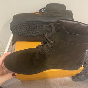 100 percent authentic mens  tods suede booties size 7